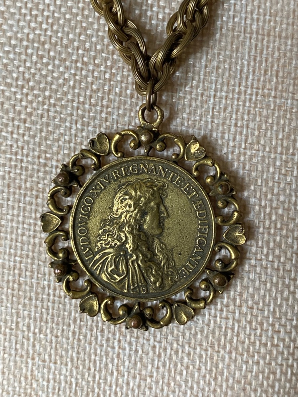 VTG Coro Gold-Tone Rope Chain Medallion Pendant Necklace - Picture 2 of 9